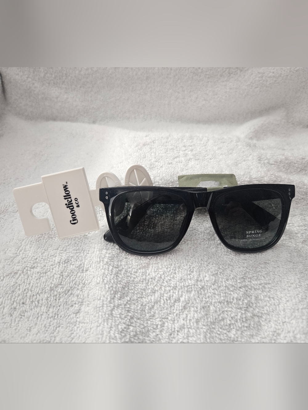 Goodfellow & Co Men’s Black Plastic Round Sunglasses Gray Lens UV Spring Hinge